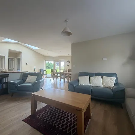בית נופש Woodland Retreat - 3 Bedroom House קאהיר